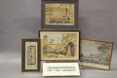 plusieurs photos, encadrées ou non, représentant des bâtiments, ainsi que des bâtiments posés sur une table