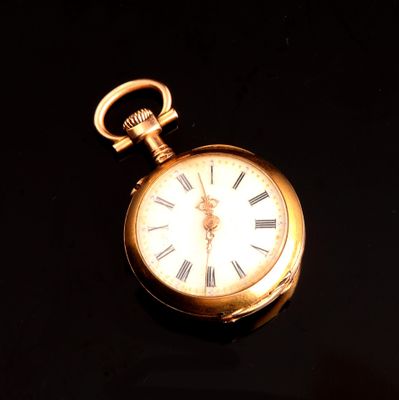 une montre de poche en or avec des chiffres romains