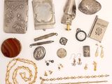 plusieurs types de bijoux différents sur une surface blanche