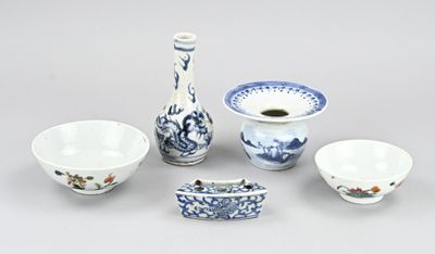 un ensemble de bols bleus et blancs et un vase