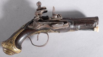 une vieille arme exposée dans un musée