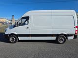 une camionnette blanche garée sur le parking