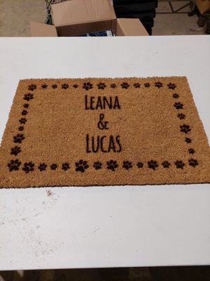 un paillasson sur lequel est inscrit « Leana et Lucas »