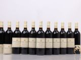 six bouteilles de vin sont alignées sur une table