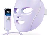 un masque blanc relié à une télécommande