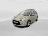 La petite voiture est garée dans une pièce blanche au sol blanc.