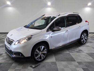 la voiture blanche est garée sur un sol en damier dans le garage