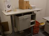 un bureau sur lequel se trouve une boîte, dans une pièce