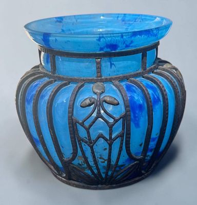 un vase en verre bleu orné d'un motif décoratif
