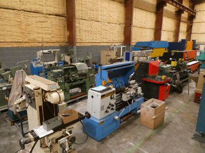 de nombreuses machines qui se trouvent dans un bâtiment où il y a beaucoup de cartons