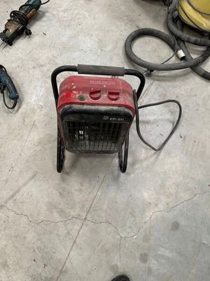 un petit générateur portable posé par terre dans le garage
