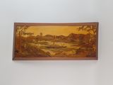 une image d'un tableau sur le mur d'une pièce