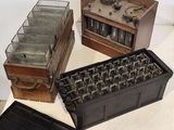 de nombreux modèles différents de vieilles machines à écrire posés sur une table