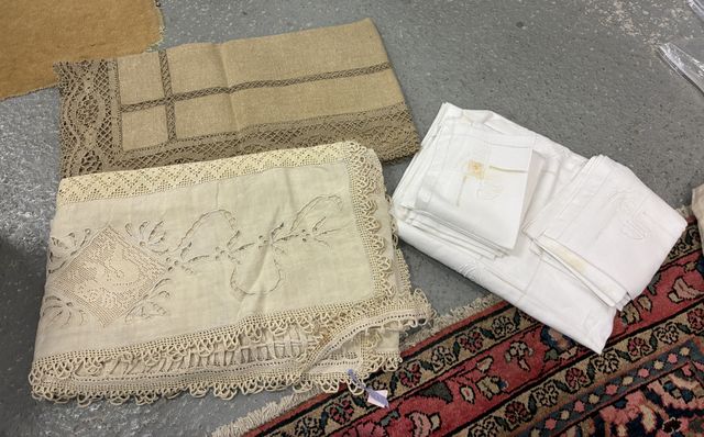 1 service de table en damassé serviettes chiffrées, joint deux na
