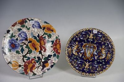 deux assiettes à motifs floraux posées sur une surface blanche