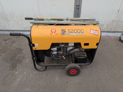 a small generator that is on the ground in front of a building