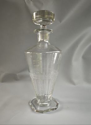 une bouteille en verre transparent avec un bouchon argenté