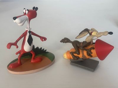 des figurines d'insectes et d'un chien sur un skateboard