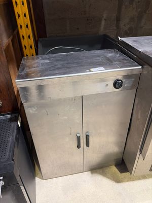 une armoire en acier inoxydable avec une porte et une poubelle