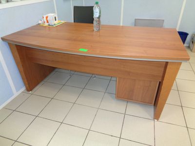 un bureau en bois sur lequel est posée une bouteille d'eau