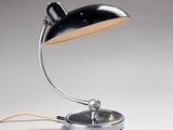 une image représentant une lampe de bureau munie d'un cordon d'alimentation