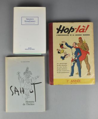 trois livres sont posés sur une table les uns à côté des autres