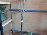 une étagère à plusieurs tablettes et une chaise verte dans un coin