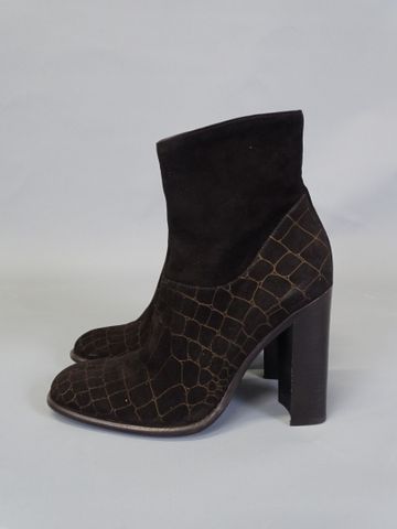 FREELANCE – Paire de bottines en chèvre velours noir. Taille : 36