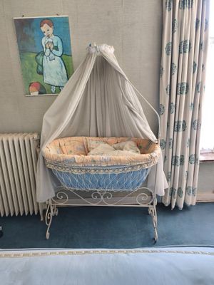 un lit de bébé dans un coin de la pièce