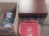 une boîte de DVD et une boîte de CD posées par terre