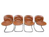 quatre fauteuils en cuir marron avec des pieds en métal, sur fond blanc