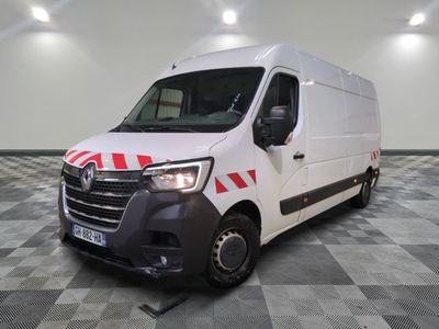 la camionnette blanche est garée sur le sol en damier d'une pièce