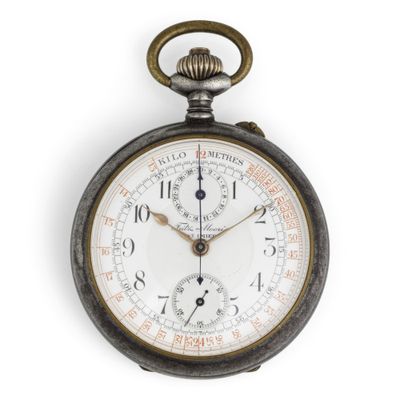 gros plan d'une montre de poche sur fond blanc