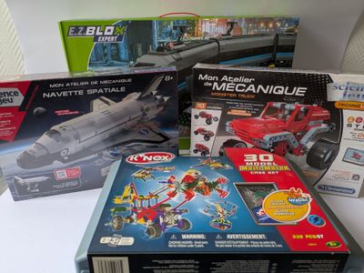 un grand nombre de jouets posés sur une table