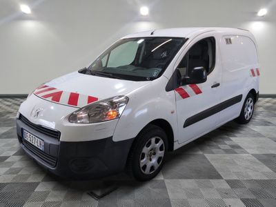 une photo d'une camionnette blanche avec une bande rouge sur le côté