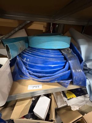 une grande quantité d'objets bleus et blancs dans une boîte
