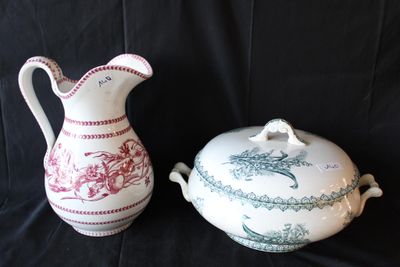 Carafe et soupière St AMAND, ébréchures