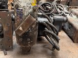 une machine posée par terre à côté d'un tas de câbles