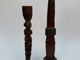 paire de bougeoirs en bois sculpté, avec des têtes sculptées sur les socles