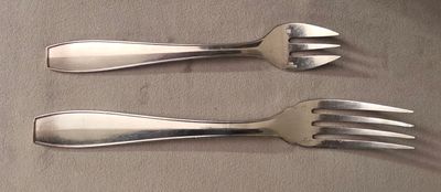 deux fourchettes posées l'une à côté de l'autre sur une table
