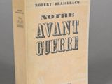 un vieux livre posé sur une table sur une surface grise