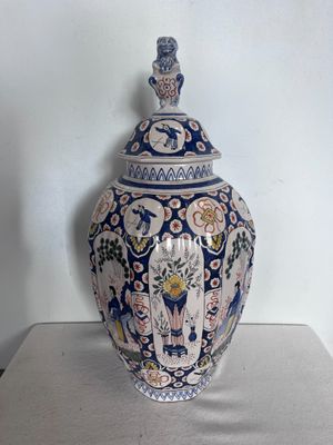 un vase bleu et blanc posé sur une table