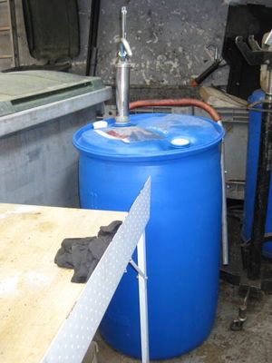 un fût bleu posé à côté d'un réservoir d'eau bleu