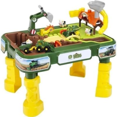 une table de jeu sur laquelle figurent un tracteur et une scène de ferme