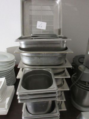 de nombreuses casseroles posées sur une table