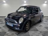une petite voiture garée dans un garage