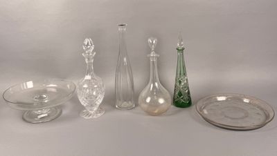 un grand nombre d'objets en verre posés sur une table