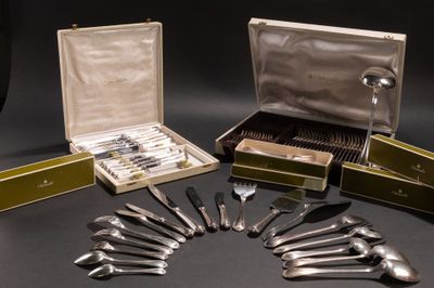 beaucoup d'argenterie dans un coffret sur une table
