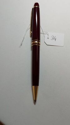 un stylo posé sur une table