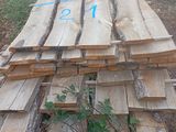 de nombreuses pièces de bois empilées les unes sur les autres